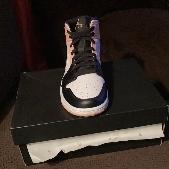 Arctic orange Black Toe Jordan 1s - Picture 2 of 3